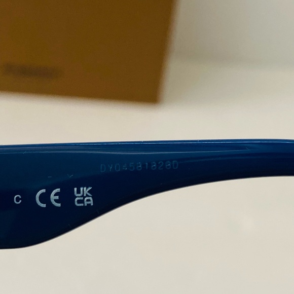 New BURBERRY
Dark Blue Square Men's Sunglasses - Picture 4 of 13